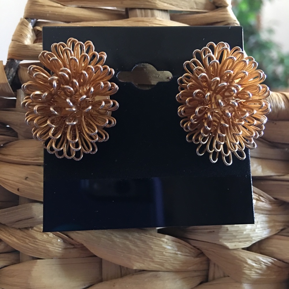 Vintage gold tone pine cone pierced earrings